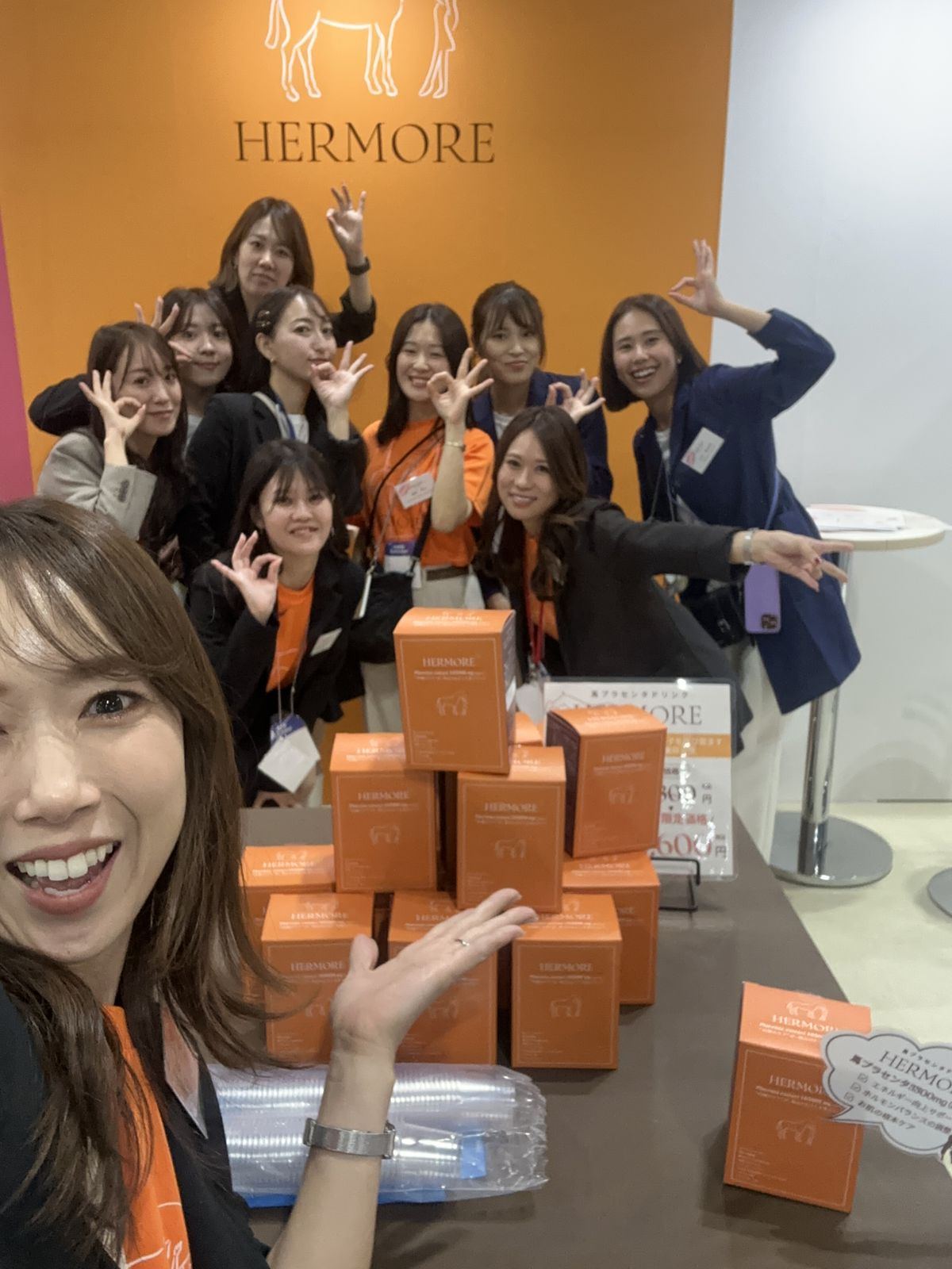 展示会のHERMOREブースでのODEKOスタッフ