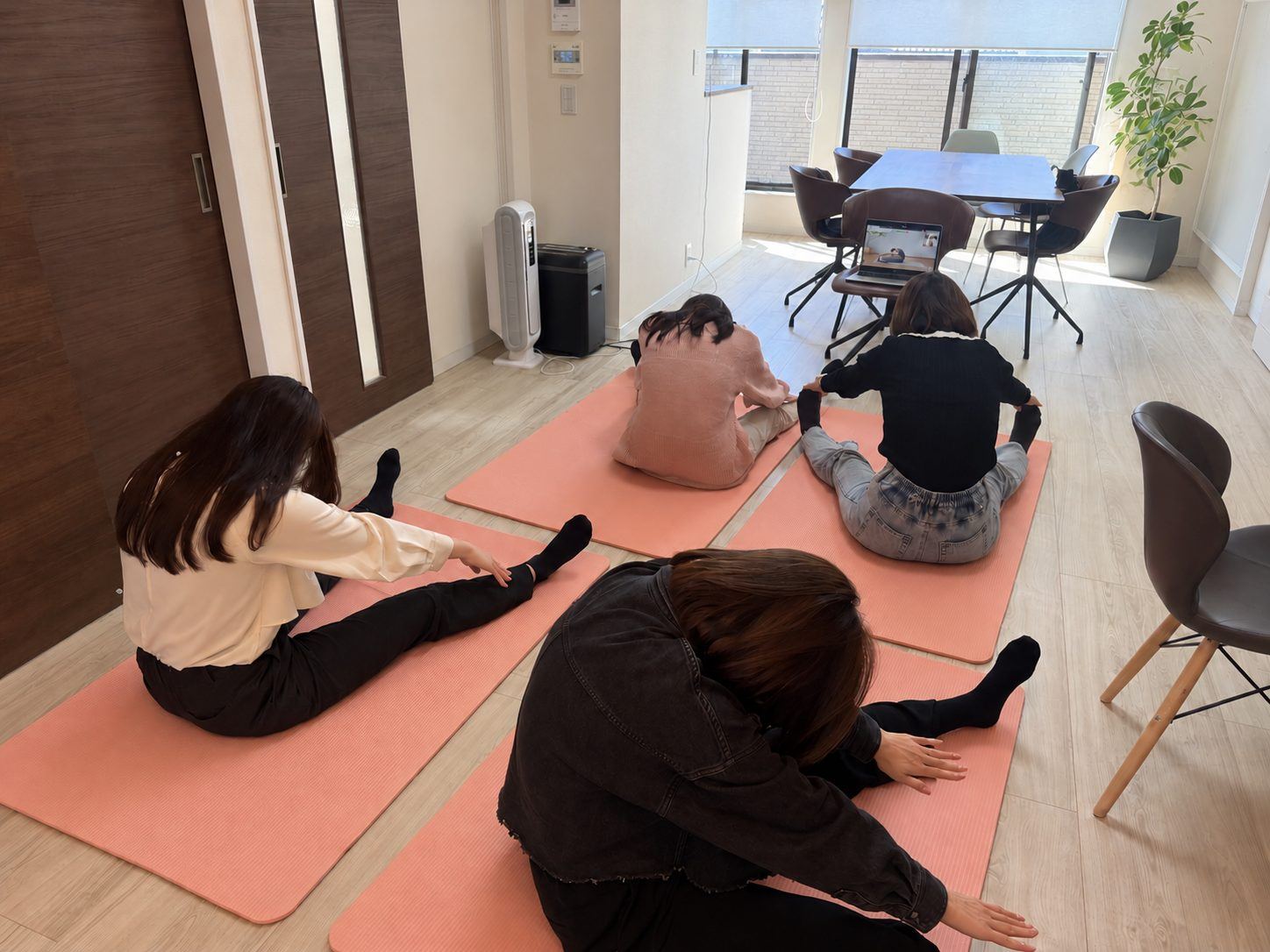 勤務時間内にストレッチをする社員