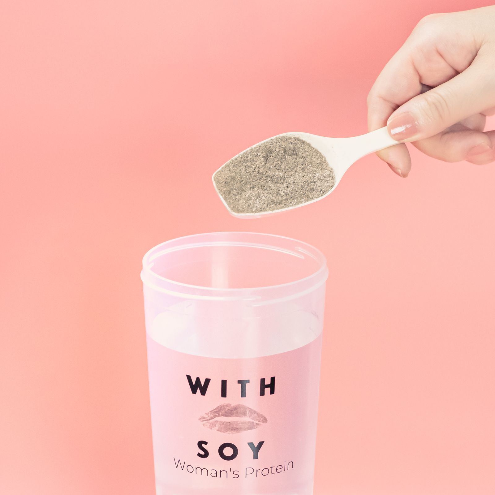WITH SOYのプロテインをすくう様子